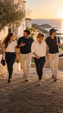 Grupo con ropa personalizada Living Oliva en un pueblo mediterráneo