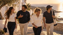 Grupo con ropa personalizada Living Oliva en un pueblo mediterráneo