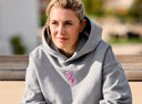 Janne Friederike Meyer-Zimmermann con The Pink Edition Hoodie