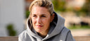 Janne Friederike Meyer-Zimmermann con The Pink Edition Hoodie