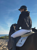 Janne Friederike Meyer-Zimmermann con The Black Edition Hoodie a caballo