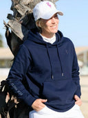 Janne Friederike Meyer-Zimmermann con The Pink Edition Technical Cap en la pista