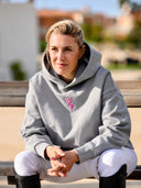 Janne Friederike Meyer-Zimmermann con The Pink Edition Hoodie