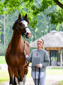 Janne Friederike Meyer-Zimmermann con The Pink Edition Sweatshirt